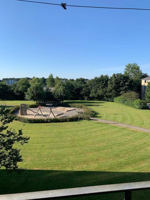 Stor Og Lys Lejlighed I Hjertet Af Holstebro Luaran gambar