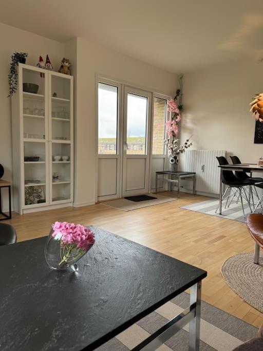 Stor Og Lys Lejlighed I Hjertet Af Holstebro Luaran gambar