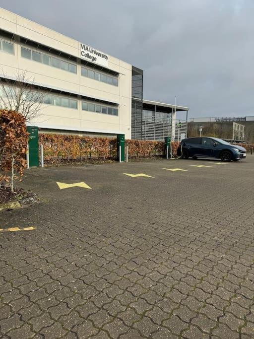 Stor Og Lys Lejlighed I Hjertet Af Holstebro Luaran gambar
