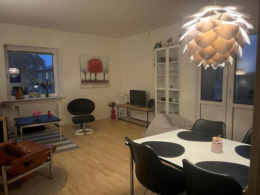 Stor Og Lys Lejlighed I Hjertet Af Holstebro Luaran gambar