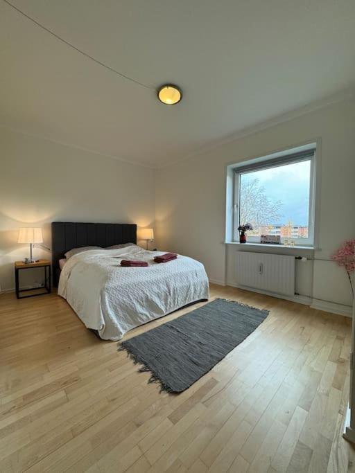 Stor Og Lys Lejlighed I Hjertet Af Holstebro Luaran gambar