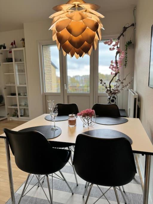 Stor Og Lys Lejlighed I Hjertet Af Holstebro Luaran gambar